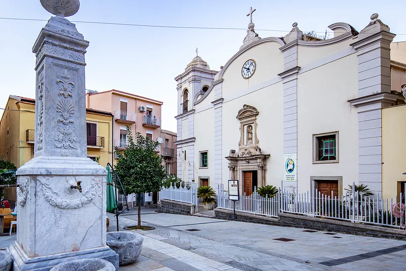 Chiesa San Nicola di Bari e fontana del calice