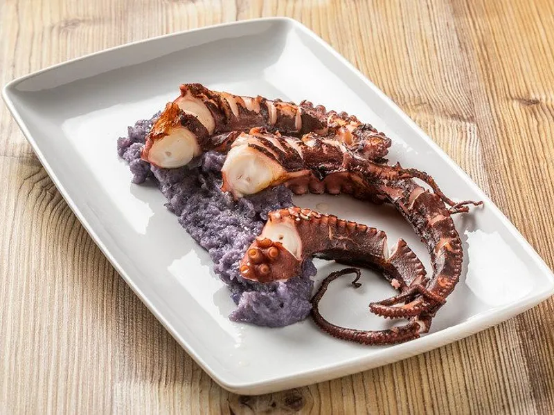 Polpo alla griglia con patate viola